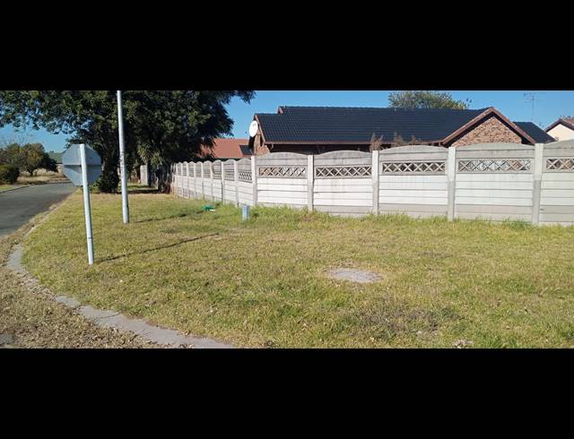 3 BEDROOM FREEHOLD FOR SALE IN CRYSTAL PARK